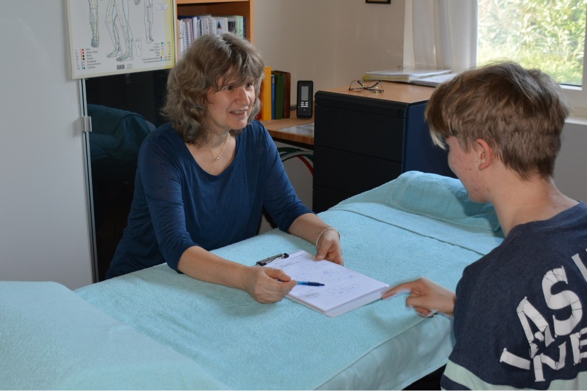 Inge Burgerhof in haar praktijk aan het werk. Plan een vervolgafspraak.